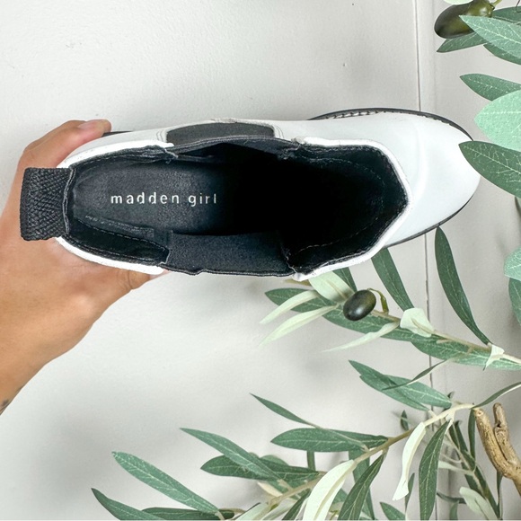 MADDEN GIRL Cindyy Chelsea Chunky Lug Boot White Sz 7.5 - Picture 9 of 10